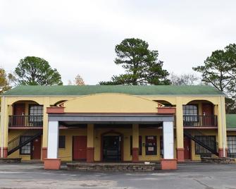 Budget Inn - Russellville - Building