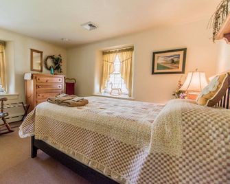 Whole house is yours. Delightful, refreshing pool & shady screened porch. Lovely - New Providence - Bedroom