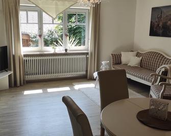 Large ground floor apartment with winter garden - Marktoberdorf - Wohnzimmer