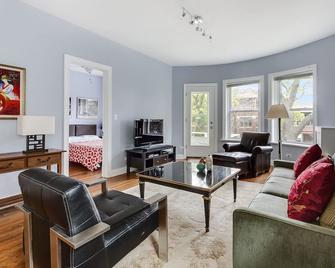Stewart House - Chicago - Living room