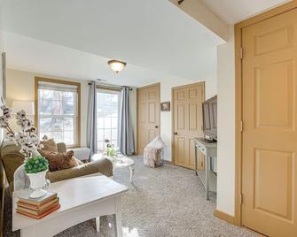 Cozy Liberty Getaway w/ Fire Pit & Patio! - Liberty - Living room