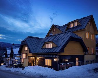 بينزين يو كوماركو - سبندلروف ملين - مبنى