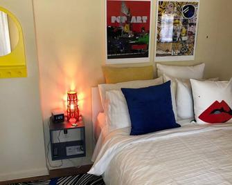 1721 2H · Pop Art Studio-20min to Time SquareParking Avail - North Bergen - Bedroom