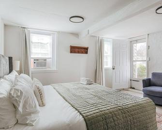 New Secret Garden: Quaint Studio, Walk Downtown - Staunton - Bedroom