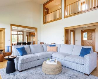 Private secluded home on 40 acres 3 miles from downtown Stillwater with hot tub - Stillwater - Sala de estar