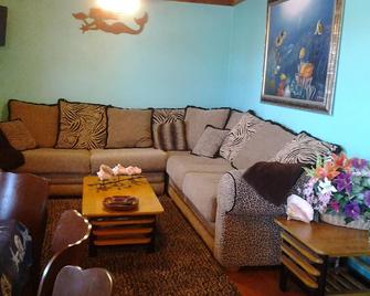 You'll Love this Super Nice 2/2 with FREE Dockage Golf Cart Rentals aval. wifi - Port Royal - סלון