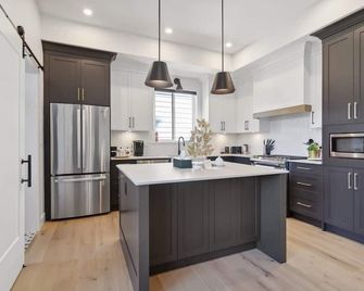 Sparsh Villas - Exquisite & Luxurious Family Home - Langley - Kitchen