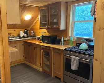 Charming and convenient, private unit in original farmhouse in Waterbury Center. - Waterbury - Kitchen