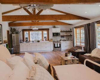 The Blue Pig Farm - Ojai - Living room