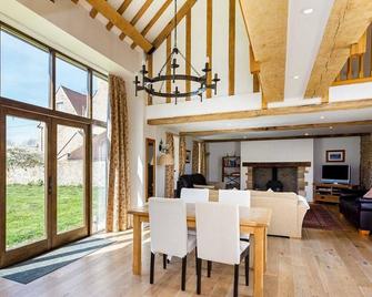 Large 5 bedroom holiday let in the Cotswolds - The Barn - Faringdon - Dining room