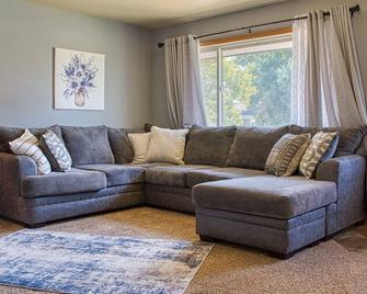Cozy 5bdrm Haven in the Heart of Gillette 5 Min from Downtown- FREE Pool Passes! - Gillette - Living room