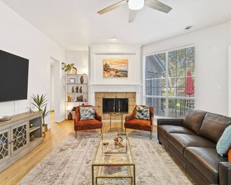 Something Wonderful - Cozy/Large Backyard/Fam Fav - Plano - Living room