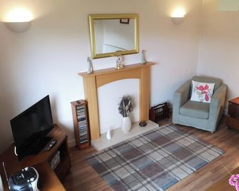 Newholme Self-Catering Bungalow - Pitlochry - Living room