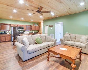 Waverly Cabin, Close to Kentucky Lake Access! - Waverly - Sala de estar