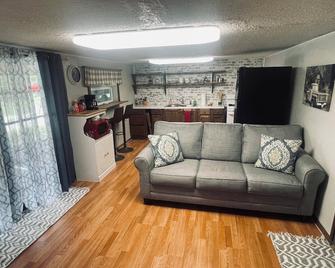 This old Florida feeling getaway is 420 friendly and a great place to just relax - Avon Park - Sala de estar