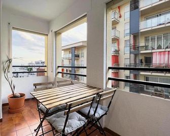Apartment with pool 300m beach and train - Sant Pol de Mar - Varanda