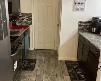 Beautiful 3 Bedroom 1.5 bath. 14 Mins away from BWI. - Laurel - Kitchen