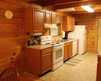 Spacious Marathon Cabin located in New River Area - Hico - Cocina