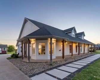 Modern 5 bedroom Farm House - Red Oak - Building