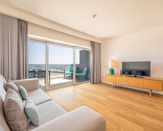 GuestReady - Beachfront Naufrago's Retreat 2 - Sesimbra - Living room