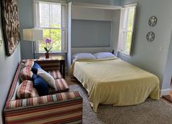 1-bedroom in the Borough, just steps to the water - Stonington - Bedroom
