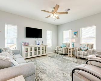 Wanna Getaway - Crystal Beach - Living room