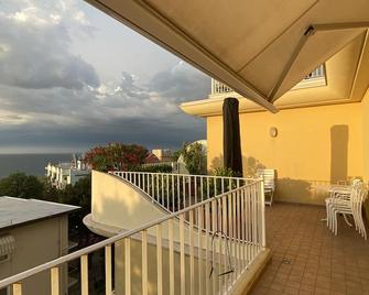 Lovely Penthouse With Large Terrace With Sea View. - Gabicce Mare - Balcony