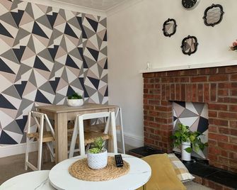 Luxury Two Bed Deluxe Maisonette - Farnham - Dining room