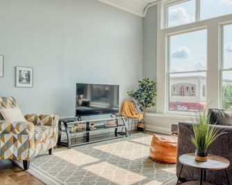 Spacious Downtown Owosso Loft - Owosso - Sala de estar