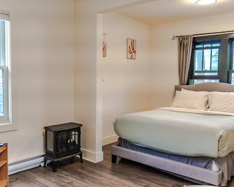 Historical Building 1br 1ba Walk To Rogers Place - Edmonton - Bedroom