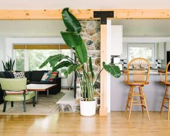 Lakeside Pec: Beautiful Waterfront & Patio - Wellington