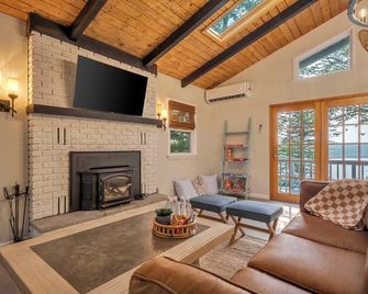 Pocono Lakefront Retreat w/ Fire Pit, Dock, 3 bdrm & Pets allowed - Tobyhanna - Salon