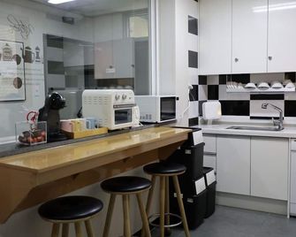 Soldongsan Stay - Seogwipo - Kitchen