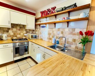 Cosy Victorian Apartment - Central York - York - Kitchen