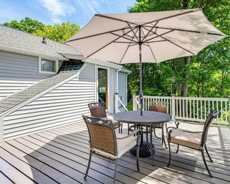 Modern Terryville Cottage with Deck and Lake View! - Terryville - Patio