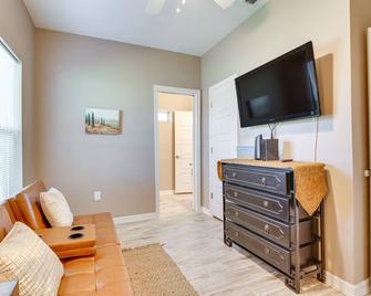 Pet-Friendly Brownsville Apartment with Yard! - Brownsville - Sala de estar