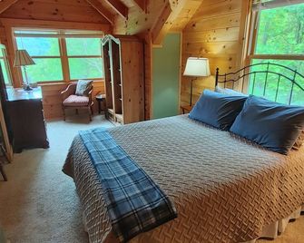 Log cabin, spectacular view, private trail. Home base for your WNC adventures. - Robbinsville - Bedroom