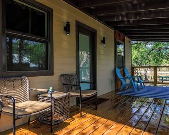 Winecup Waterfront Cottage - Fredericksburg - Patio