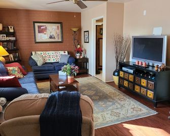 Only 4.8 miles from State Farm- Cardinals- stadium. Lovely 2+ bedroom home - Sun City - Sala de estar