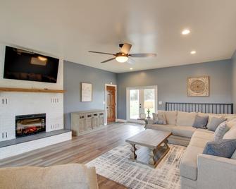 Chic Ste Genevieve Home with Nice Interior Amenities - Sainte Genevieve - Sala de estar