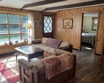 Romantic Pocono house - stream, lake, beach, pool, firepit - Pocono Pines - Living room