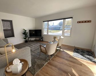 Cute centrally located home! - Cedar Falls - Huiskamer