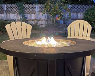 Close to the beach, redwood forest and restaurants yet private. - McKinleyville - Patio