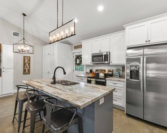 Cozy Modern Barndominum near Franklin Ranch Sports Park - Franklin - Kitchen