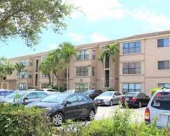 Location Centrally Located 1/1 Condo Near South Florida's Popular Attractions - Davie - Building