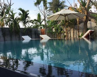 棕櫚景觀別墅酒店 - 會安 - 游泳池