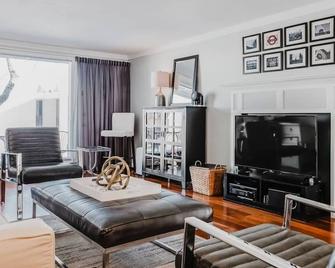 Boston - Norwood, Stylish Apartment - Norwood - Living room