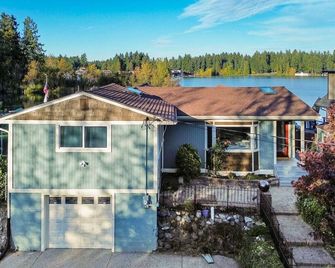 Lakeside Studio Getaway | Hot Tub & Dock Access - Spanaway - Edificio