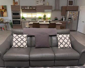 Modern Retreat by Golf Course - 3 Bedrooms and Office Space - Horizon City - Living room