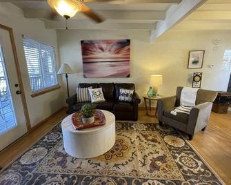 Mountain Harbor two bedroom Lodge cottage - Mount Ida - Living room